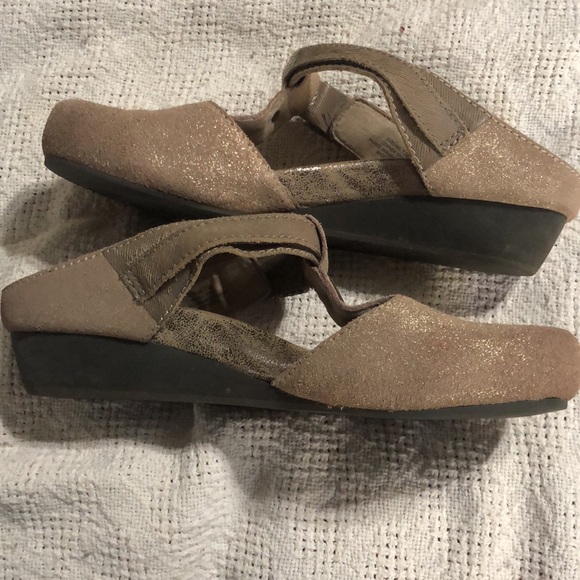 OTBT Tan and Gold Mules size 7.5 - Picture 6 of 6